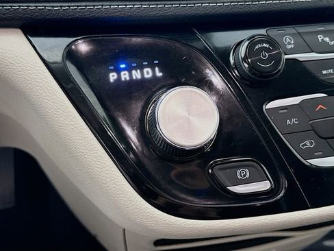 Used 2023 Chrysler Pacifica Touring-L AWD/4WD image 16