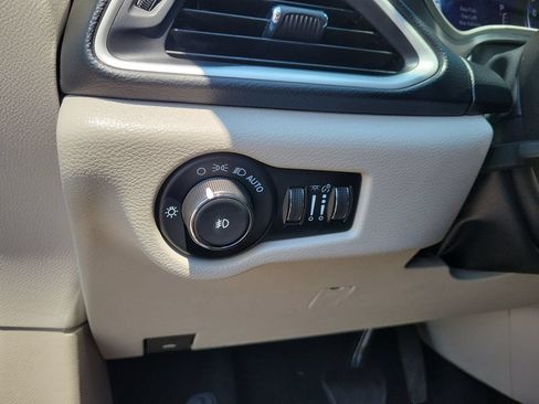 Used 2023 Chrysler Pacifica Touring-L FWD image 23