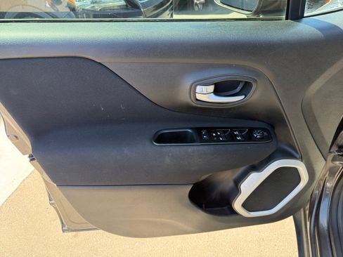 Used 2020 Jeep Renegade Latitude w/ Popular Equipment Group FWD image 13