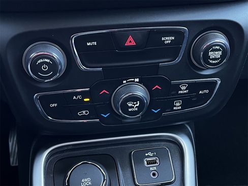 Used 2020 Jeep Compass Latitude w/ Cold Weather Group image 18