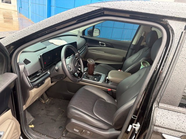 Used 2025 Kia Carnival FWD image 12