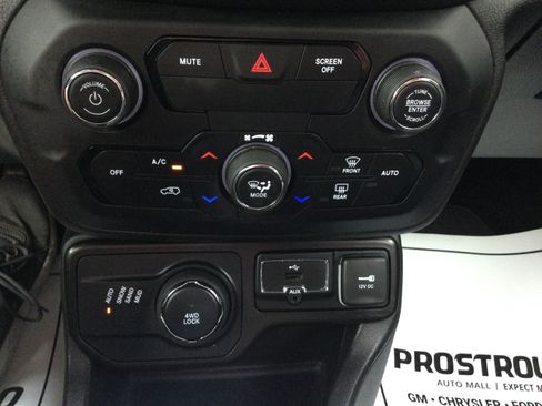 Used 2020 Jeep Renegade Limited AWD/4WD image 12