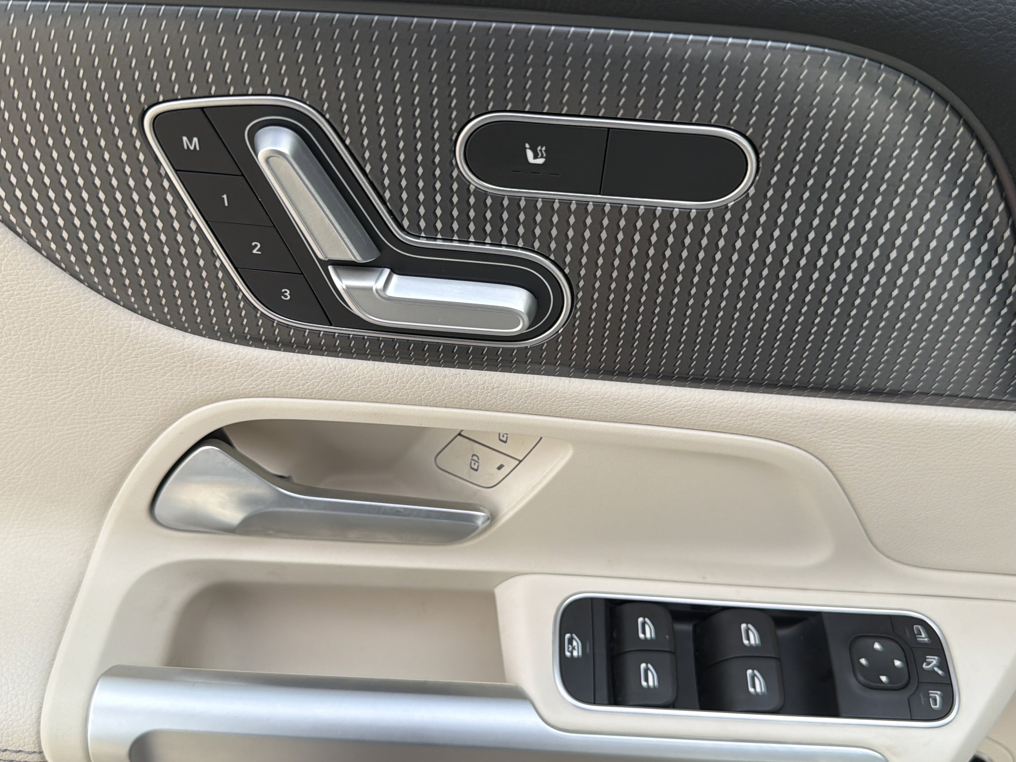 Used 2021 Mercedes-Benz GLB 250 4MATIC image 23