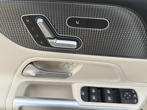 Used 2021 Mercedes-Benz GLB 250 4MATIC image 23