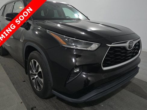 Used 2021 Toyota Highlander XLE AWD/4WD image 3