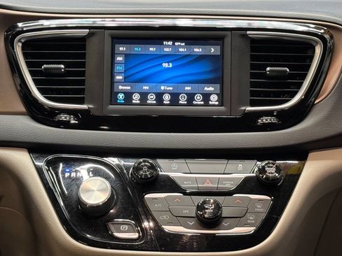 Used 2020 Chrysler Voyager Lxi image 18