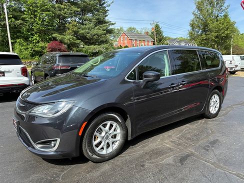 Used 2020 Chrysler Pacifica Touring FWD image 2