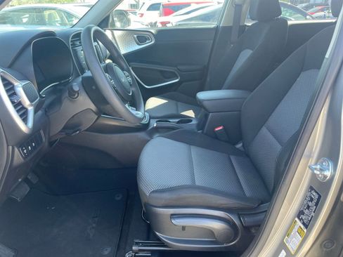 Used 2025 Kia Soul LX w/ LX Technology Package FWD image 24