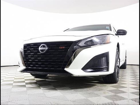 Used 2024 Nissan Altima 2.5 SR w/ SR Premium Package FWD image 2