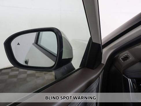 Used 2023 Nissan Rogue SV image 4