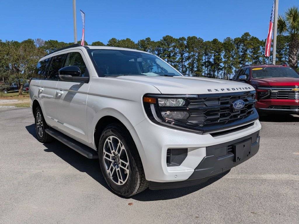 Used 2025 Ford Expedition Active AWD/4WD image 1