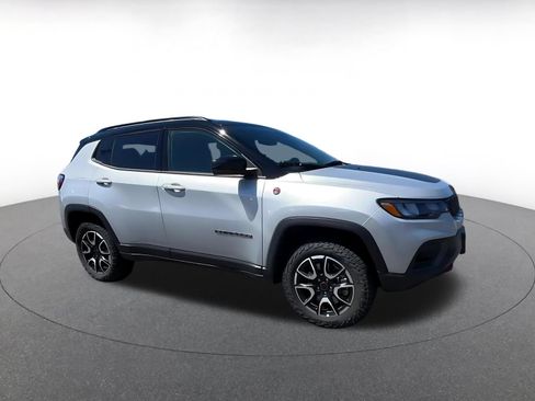 Used 2025 Jeep Compass Trailhawk AWD/4WD image 2