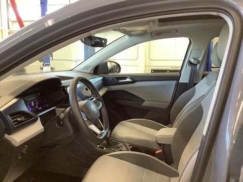 Used 2023 Volkswagen Taos SE w/ Panoramic Sunroof Package AWD/4WD image 11
