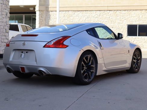 Used 2016 Nissan 370Z Coupe RWD image 3