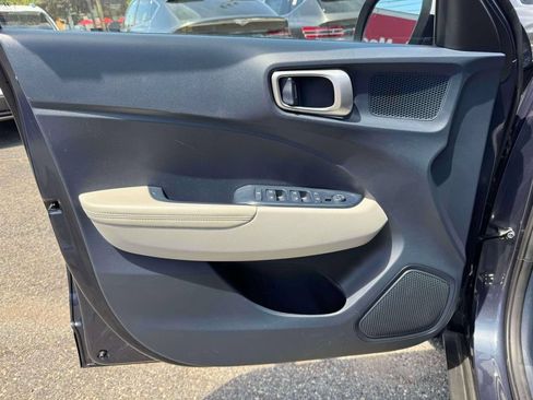 Used 2023 Hyundai Venue Limited FWD image 14