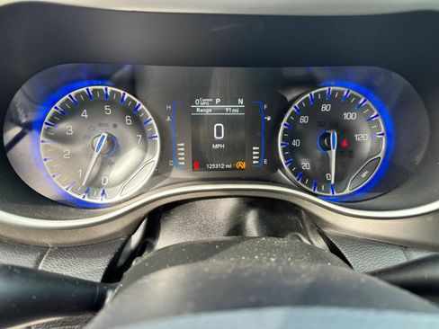 Used 2020 Chrysler Pacifica Touring-L FWD image 15