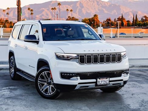 Certified 2024 Jeep Wagoneer Series II w/ Flexible Seating Group image 12