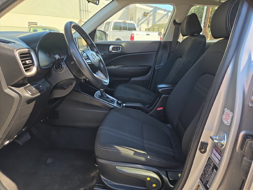 Used 2025 Hyundai Venue SEL FWD image 25