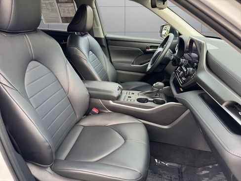 Used 2023 Toyota Highlander XLE AWD/4WD image 17