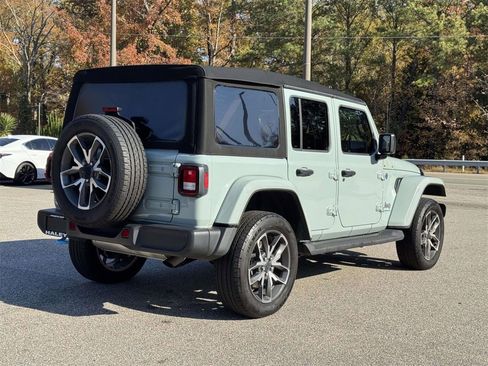 Used 2024 Jeep Wrangler Unlimited image 21
