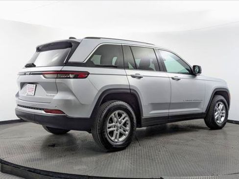 Used 2024 Jeep Grand Cherokee Laredo RWD image 8