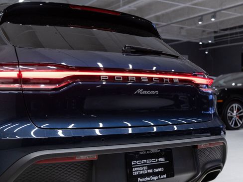 Certified 2023 Porsche Macan AWD/4WD image 30