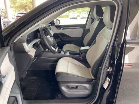 Used 2025 Volkswagen Tiguan SE w/ Panoramic Sunroof Package image 27