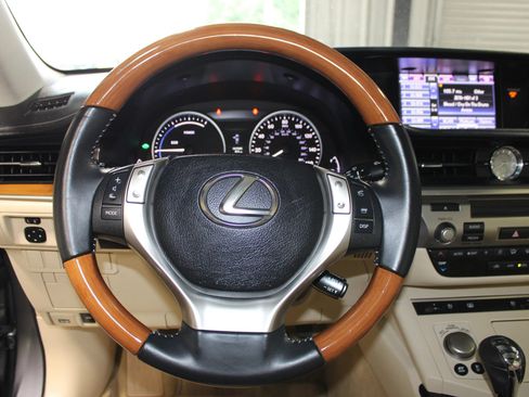 Used 2013 Lexus ES 300h w/ Luxury Pkg FWD image 10