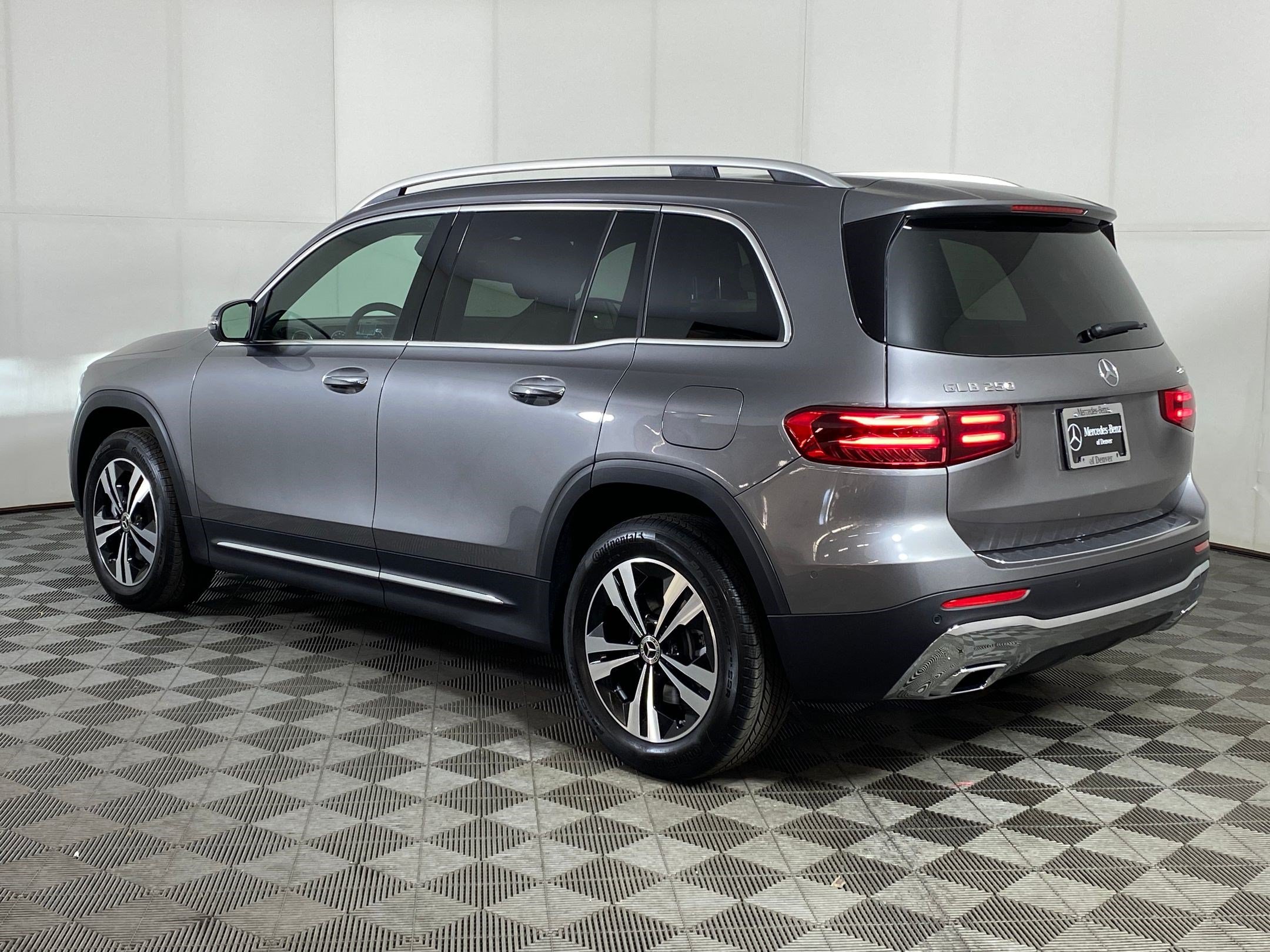 Used 2026 Mercedes-Benz GLB 250 4MATIC image 3