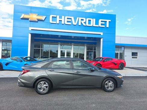 Used 2025 Hyundai Elantra SE FWD image 2