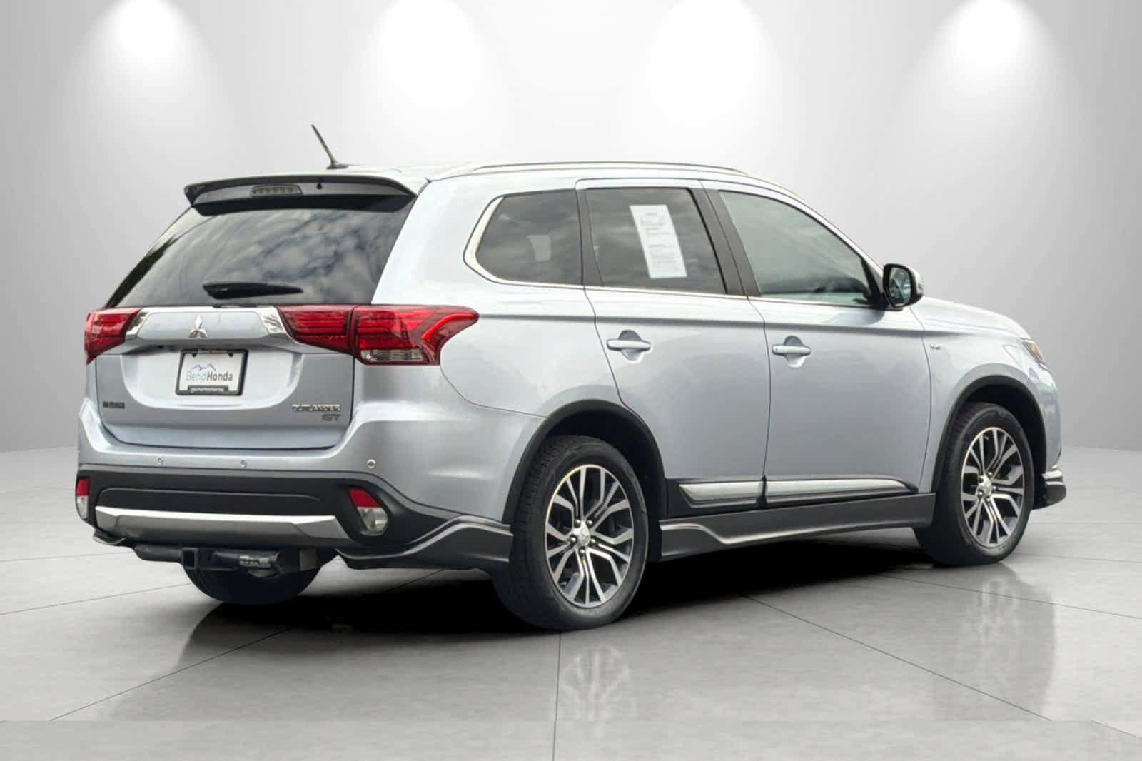 Used 2016 Mitsubishi Outlander GT AWD/4WD image 2