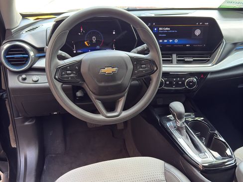 Used 2025 Chevrolet Trax LT FWD image 12