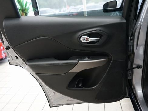 Used 2019 Jeep Cherokee Limited image 44