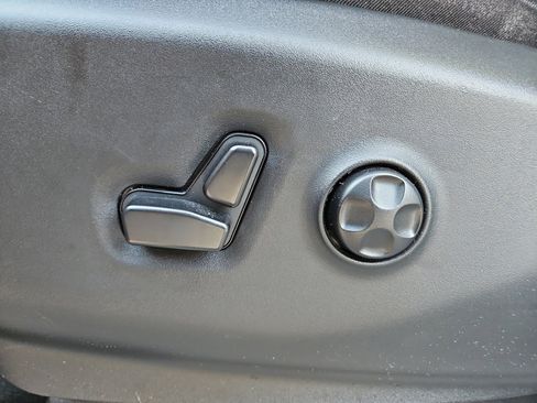 Used 2024 Chrysler Pacifica Touring-L image 21