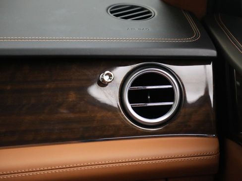 Certified 2018 Bentley Bentayga Onyx Edition image 30