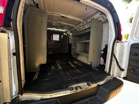 Used 2015 Chevrolet Express 2500 image 22