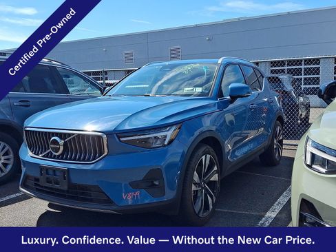 Used 2023 Volvo XC40 B5 Plus w/ Climate Package AWD/4WD image 3