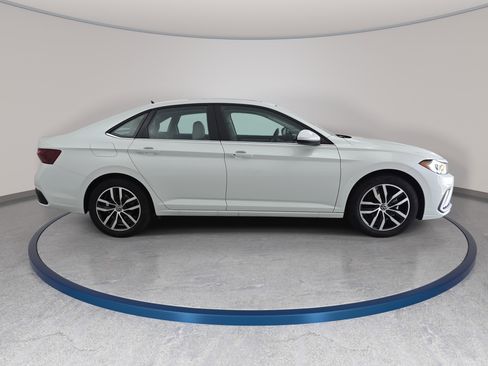 Certified 2025 Volkswagen Jetta SE w/ Sunroof Package FWD image 4