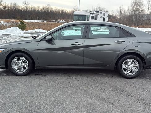 Used 2025 Hyundai Elantra SE image 13