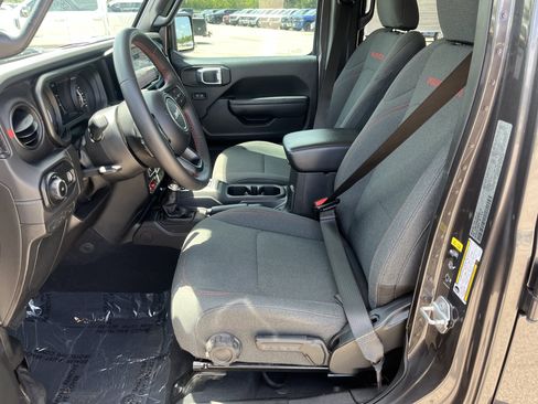 Used 2025 Jeep Wrangler Unlimited Rubicon AWD/4WD image 13
