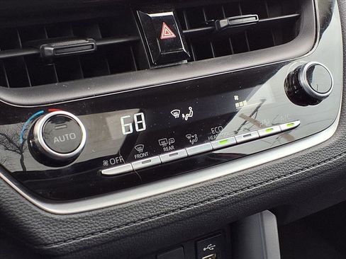 Certified 2022 Toyota Corolla Cross LE w/ Moonroof Package image 14