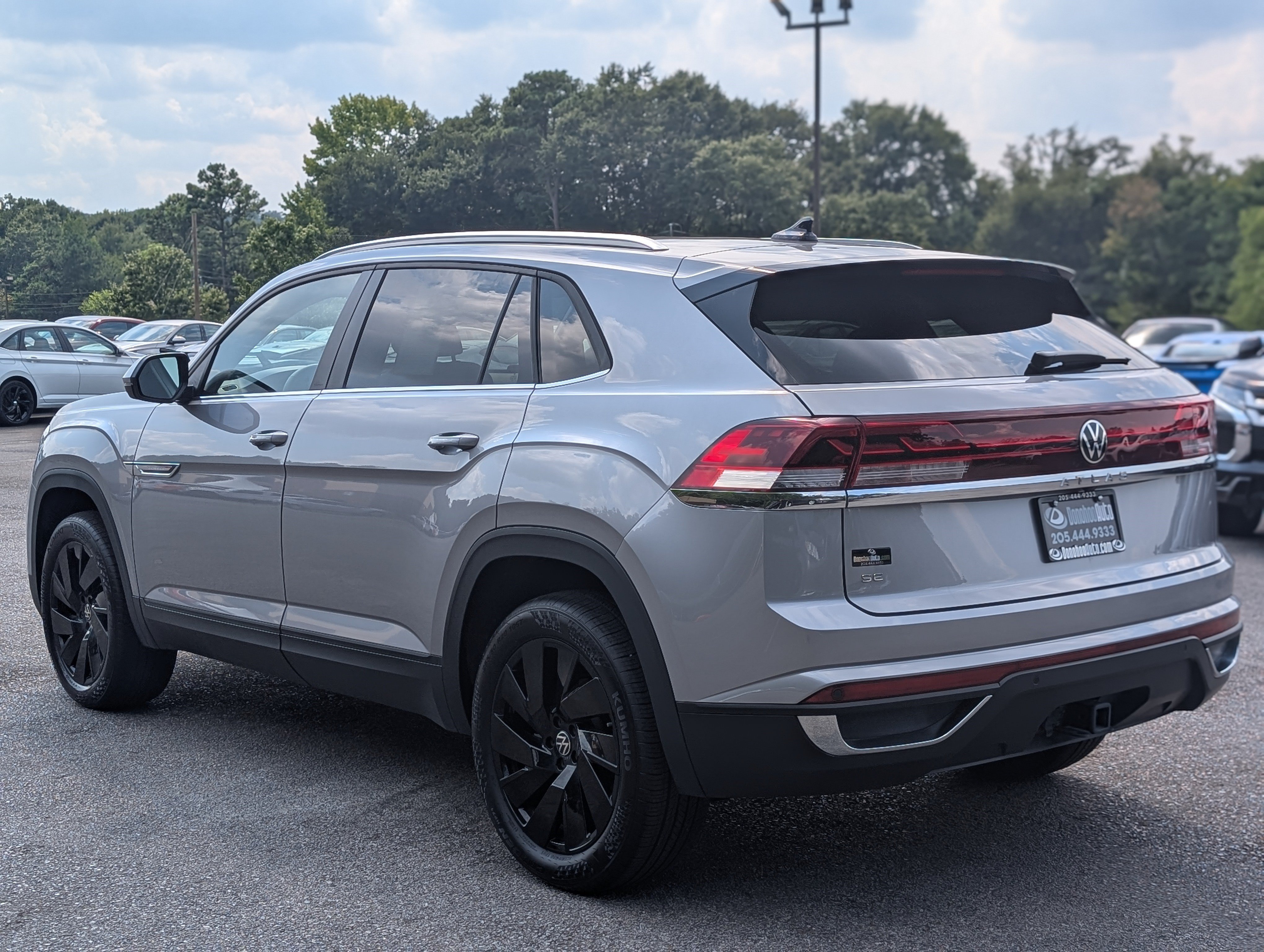 Used 2026 Volkswagen Atlas Cross Sport SE w/ Panoramic Sunroof Package FWD image 7