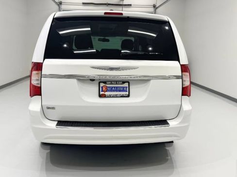 Used 2016 Chrysler Town & Country Touring FWD image 10