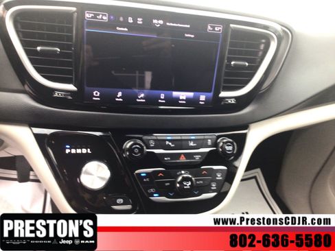 Used 2024 Chrysler Pacifica Touring-L FWD image 16