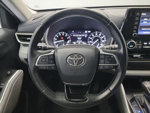 Used 2021 Toyota Highlander XLE FWD image 17
