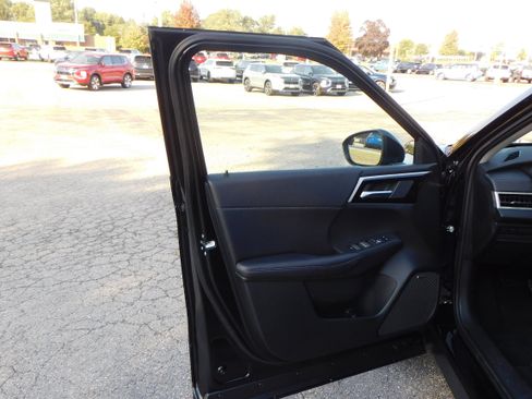 New 2025 Mitsubishi Outlander SE image 3