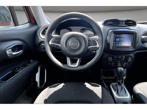 Used 2021 Jeep Renegade Latitude FWD image 8