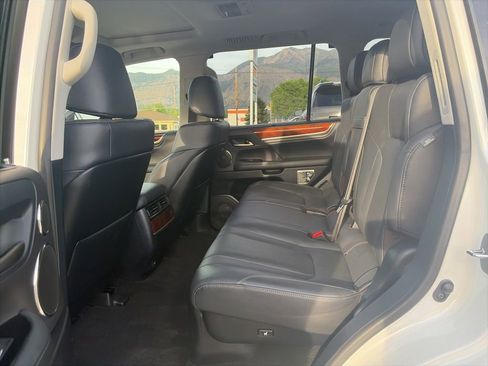 Used 2021 Lexus LX 570 4WD w/ Luxury Package image 33