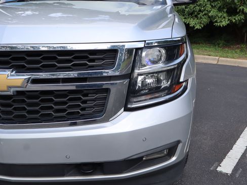 Used 2017 Chevrolet Suburban LT w/ Luxury Package RWD image 11