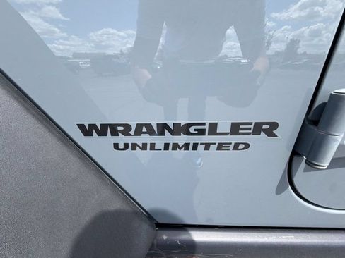 Used 2014 Jeep Wrangler Unlimited Rubicon w/ Connectivity Group AWD/4WD image 29